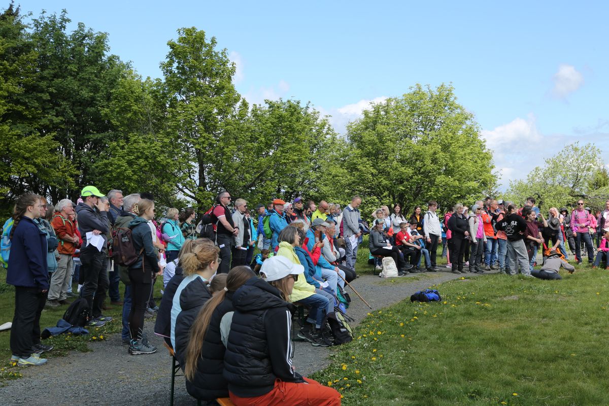 Fast 400 Gläubige haben an der Ökumenischen Kreuzbergwallfahrt mit Bischof Jung und Regionalbischöfin Bornowski teilgenommen.  Fast 400 Gläubige haben an der Ökumenischen Kreuzbergwallfahrt mit Bischof Jung und Regionalbischöfin Bornowski teilgenommen.