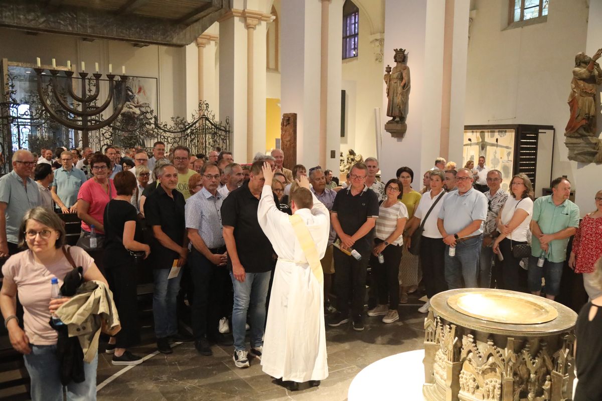 Mit rund 1000 Eheleuten, die in diesem Jahr Silberhochzeit haben, feierte Bischof Dr. Franz Jung am Freitagabend, 4. Juli 2025, einen Pontifikalgottesdienst im Kiliansdom. Im Anschluss erteilten er, Weihbischof Paul Reder sowie weitere Seelsorgerinnen und Seelsorger den Paaren einzeln den Segen.