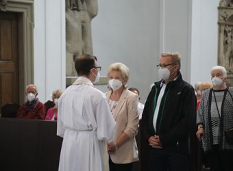 Bischof Dr. Franz Jung segnete nach dem Gottesdienst die Ehejubilare.