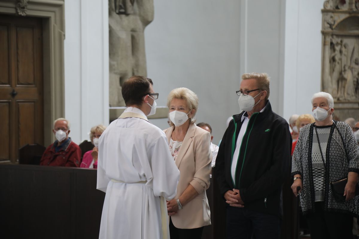 2721/0630_Ehejubilare mit Bischof Franz Jung_28152 Bischof Dr. Franz Jung segnete nach dem Gottesdienst die Ehejubilare.