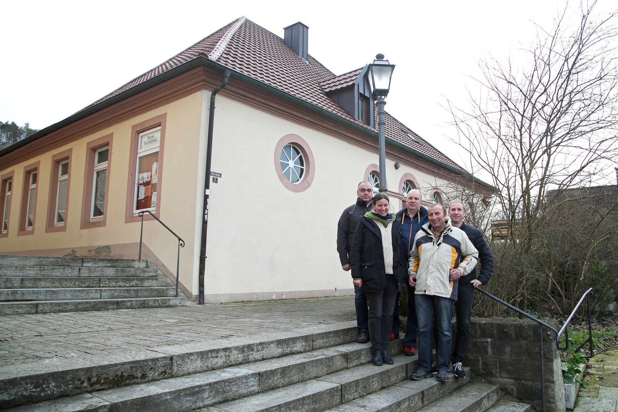 Freuen sich auf die Generalsanierung des Pfarrheims (von links): Verwaltungsleiter Robert Flögel, Pastoralreferentin und stellvertretender Kirchenverwaltungsvorstand Barbara Stockmann, Peter Kolb und Hermann Keupp von der Kirchenverwaltung sowie Kirchenp Freuen sich auf die Generalsanierung des Pfarrheims (von links): Verwaltungsleiter Robert Flögel, Pastoralreferentin und stellvertretender Kirchenverwaltungsvorstand Barbara Stockmann, Peter Kolb und Hermann Keupp von der Kirchenverwaltung sowie Kirchenpfleger Simon Rothenhöfer.