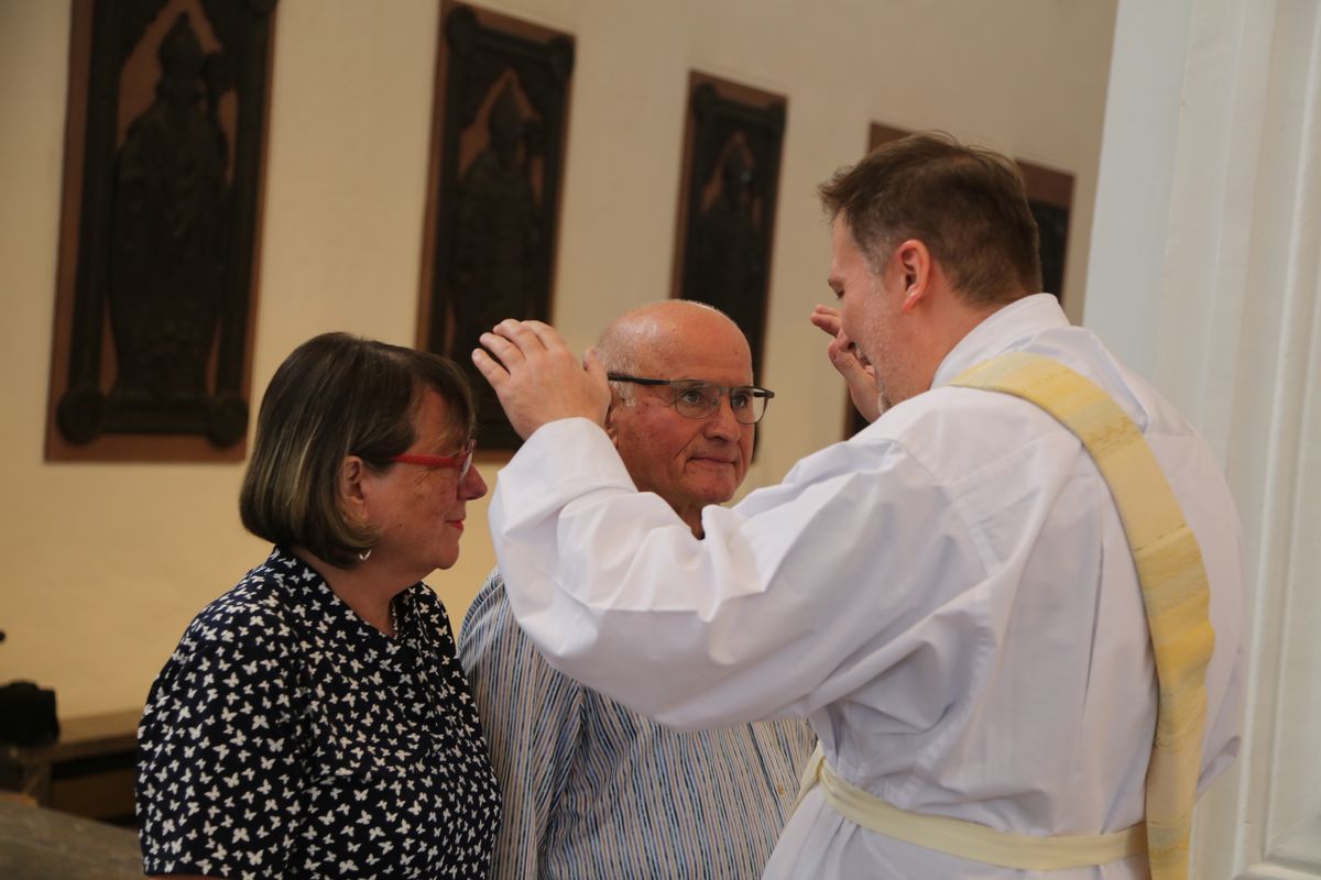 Rund 250 Ehejubilare haben am Freitagnachmittag, 4. Juli, im Kiliansdom in einem Pontifikalgottesdienst mit Weihbischof em. Ulrich Boom ihr Eheversprechen erneuert. 