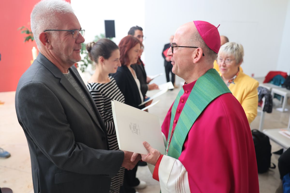 Bei einem Gottesdienst in der Jugendkirche Würzburg hat Bischof Dr. Franz Jung am Freitag, 25. Oktober, insgesamt 47 Personen für die Schulpastoral beauftragt.
