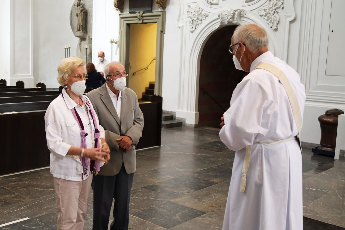 	 Weihbischof Ulrich Boom feierte am Mittwochnachmittag, 30. Juni, einen Gottesdienst für Ehepaare, die 2020 oder 2021 ihr goldenes, diamantenes oder eisernes Ehejubiläum hatten. Im Anschluss konnten sich die Paare segnen lassen.