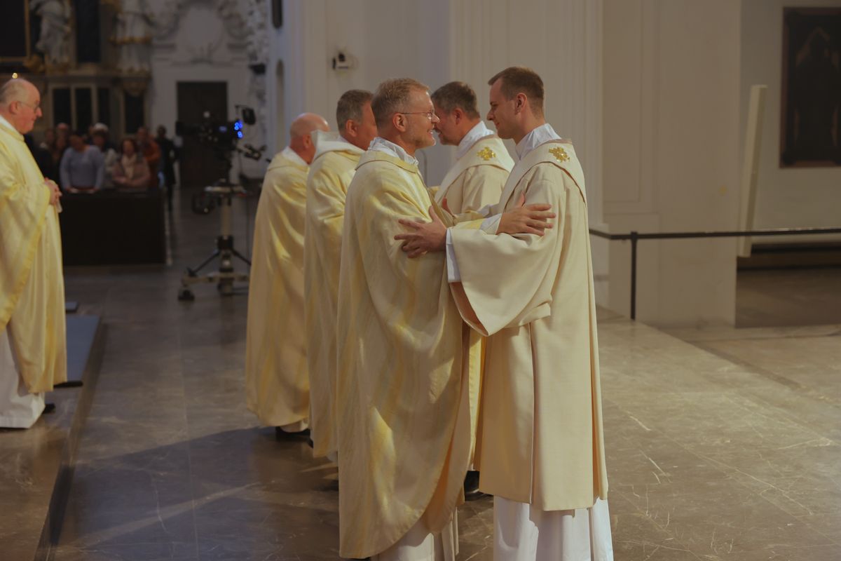 Bei einem Pontifikalgottesdienst am Samstag, 27. September, weihte Weihbischof Paul Reder drei Männer im Würzburger Kiliansdom zu Diakonen.