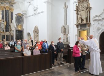 Bischof Dr. Franz Jung segnete nach dem Gottesdienst die Ehejubilare.