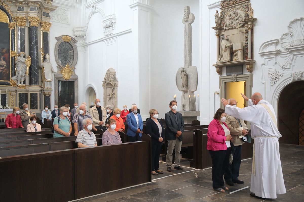 2721/0630_Ehejubilare mit Bischof Franz Jung_28145 Bischof Dr. Franz Jung segnete nach dem Gottesdienst die Ehejubilare.