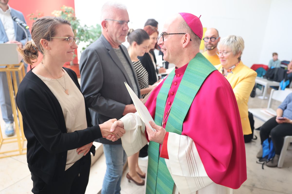 Bei einem Gottesdienst in der Jugendkirche Würzburg hat Bischof Dr. Franz Jung am Freitag, 25. Oktober, insgesamt 47 Personen für die Schulpastoral beauftragt.