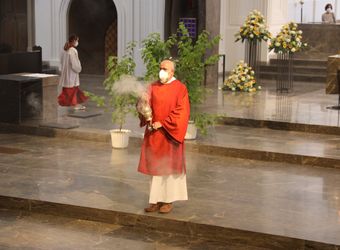 Generalvikar Dr. Jürgen Vorndran feierte am Dienstagabend, 29. Juni, einen Dankgottesdienst mit Ehejubilaren, die 2020 oder 2021 silberne Hochzeit feiern. Im Anschluss hatten die Ehepaare Gelegenheit, sich segnen zu lassen.