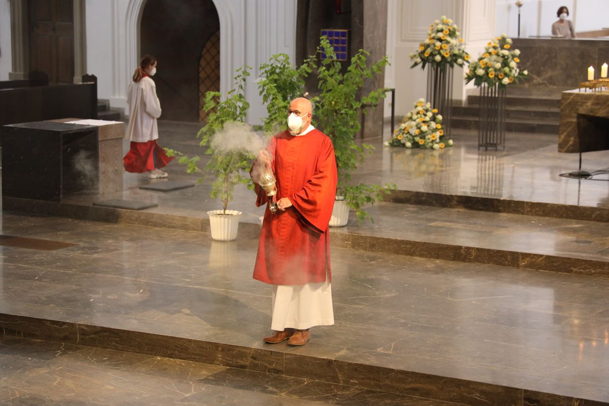 Generalvikar Dr. Jürgen Vorndran feierte am Dienstagabend, 29. Juni, einen Dankgottesdienst mit Ehejubilaren, die 2020 oder 2021 silberne Hochzeit feiern. Im Anschluss hatten die Ehepaare Gelegenheit, sich segnen zu lassen.