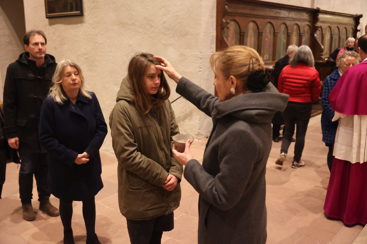 Ordinariatsrätin Dr. Christine Schrappe legte den Gläubigen das Aschekreuz auf. Ordinariatsrätin Dr. Christine Schrappe legte den Gläubigen das Aschekreuz auf.
