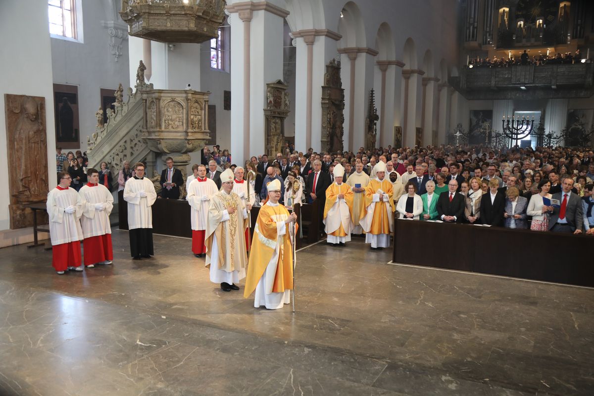 Bei einem Pontifkalgottesdienst im Würzburger Kiliansdom ist an Christi Himmelfahrt, 9. Mai 2024, Weihbischof Paul Reder zum Bischof geweiht worden.
