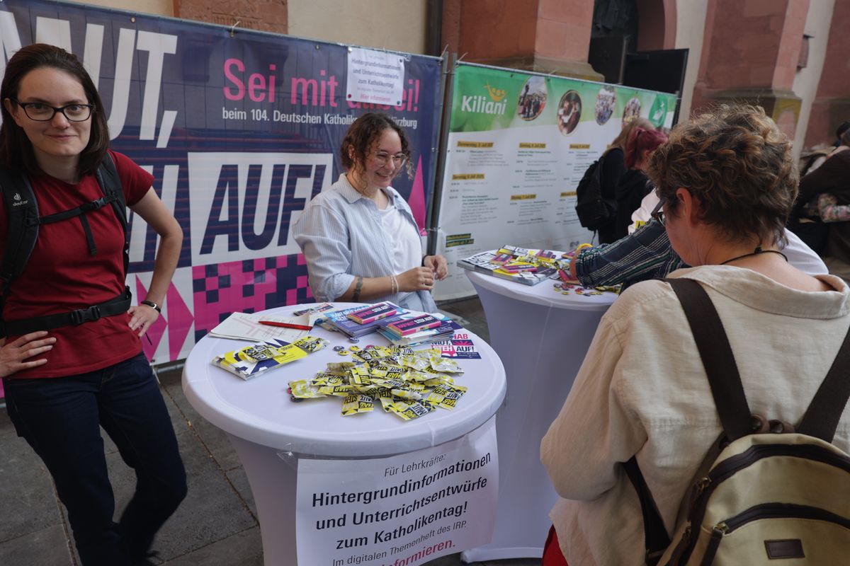 Beim Kiliani-Gottesdienst für die in Schule und Erziehung Tätigen hat Bischof Dr. Franz Jung am Freitag, 11. Juli, im Würzburger Kiliansdom 24 Frauen und Männern die Missio canonica verliehen.