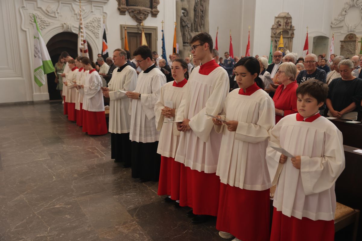 Mit einer Reliquienprozession von Sankt Burkard über die Alte Mainbrücke und einem Pontifikalgottesdienst im Kiliansdom ist am Sonntag, 6. Juli, die Kiliani-Wallfahrtswoche 2025 eröffnet worden.