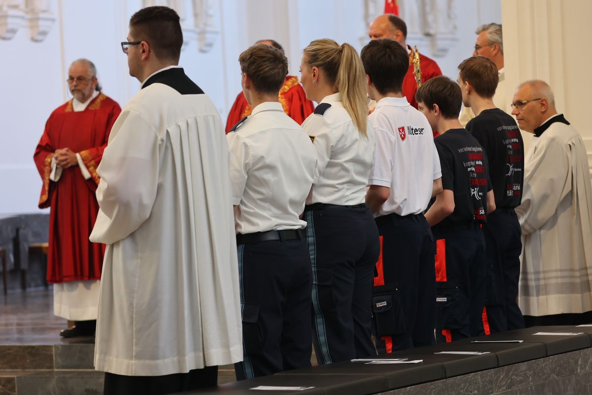 Eine ökumenische Wort-Gottes-Feier für Einsatzkräfte und Krankenhaus- sowie Telefonseelsorge hat Weihbischof Paul Reder am Dienstagabend, 9. Juli, geleitet. Eine Begegnung auf dem Kiliansplatz schloss sich an. 