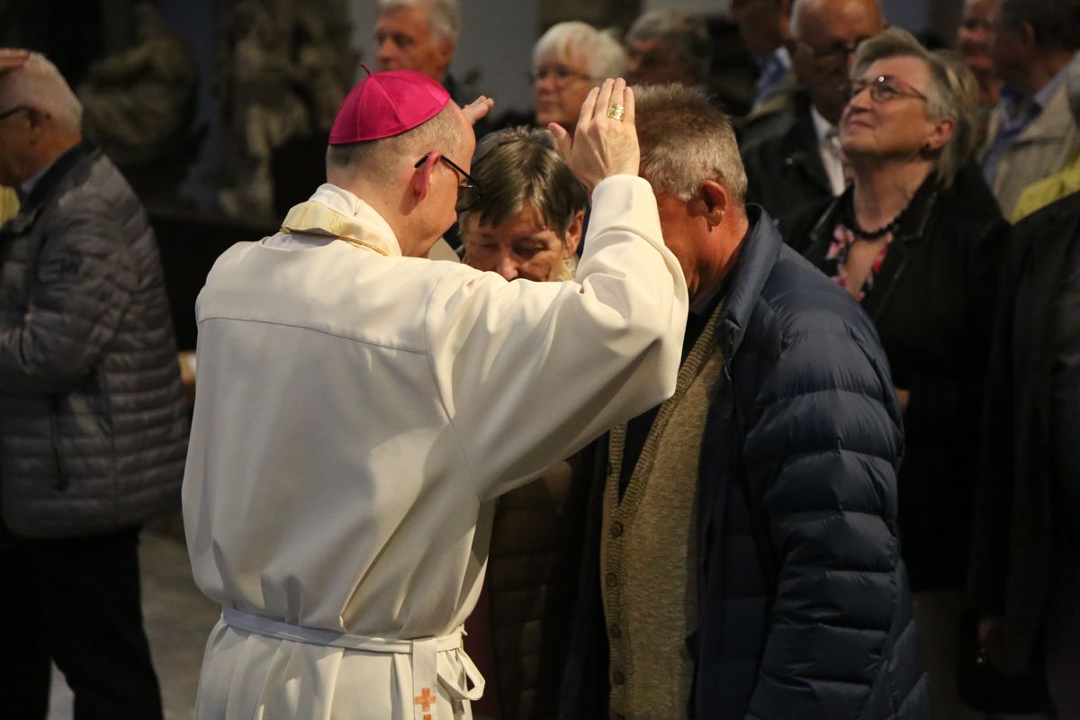 Bischof Dr. Franz Jung hat am Donnerstagnachmittag, 4. Juli, mit etwa 320 Paaren im Kiliansdom ihr goldenes oder diamantenes Ehejubiläum gefeiert.