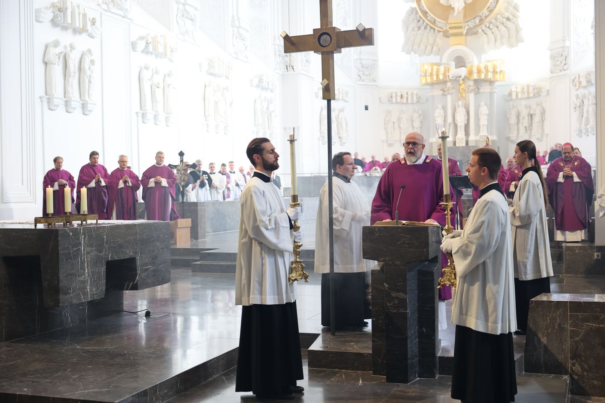 Bischof Dr. Franz Jung feierte am Samstag, 12. Oktober, im Würzburger KIliansdom ein Pontifikalrequiem für Weihbischof em. Helmut Bauer. Die anschließende Beisetzung leitete Dompropst Weihbischof Paul Reder.