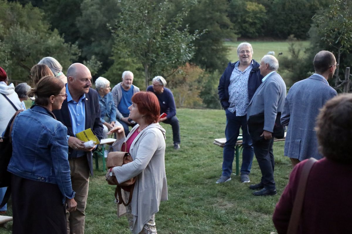 Bundestagsabgeordneter Bernd Rützel (links) und Bischofsvikar Domkapitular Albin Krämer (rechts) im Gespräch mit Zuhörerinnen und Zuhörern. Bundestagsabgeordneter Bernd Rützel (links) und Bischofsvikar Domkapitular Albin Krämer (rechts) im Gespräch mit Zuhörerinnen und Zuhörern.