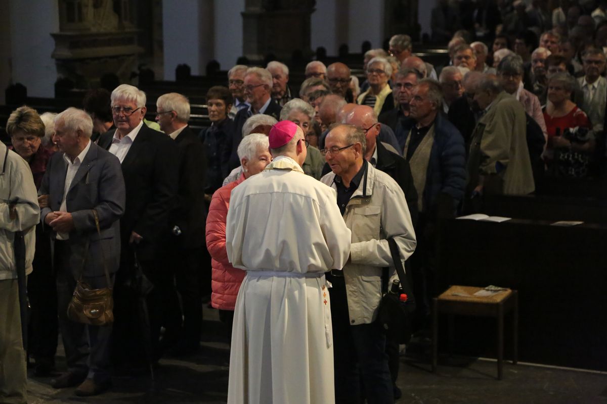 Bischof Dr. Franz Jung hat am Donnerstagnachmittag, 4. Juli, mit etwa 320 Paaren im Kiliansdom ihr goldenes oder diamantenes Ehejubiläum gefeiert.