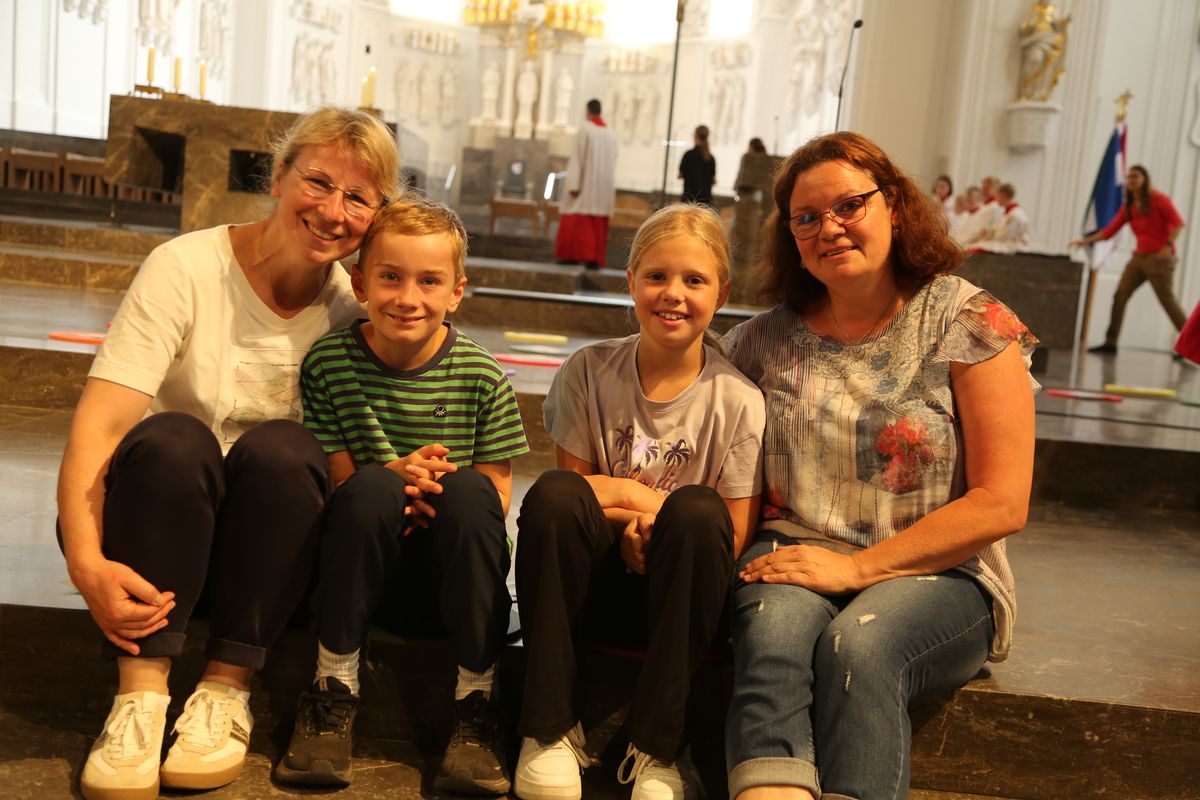 Über 1400 Kinder und ihre Begleiter sind am Montagvormittag, 7. Juli 2025, zum Gottesdienst für Erstkommunionkinder mit Bischof Dr. Franz Jung in den Würzburger Kiliansdom gekommen. 