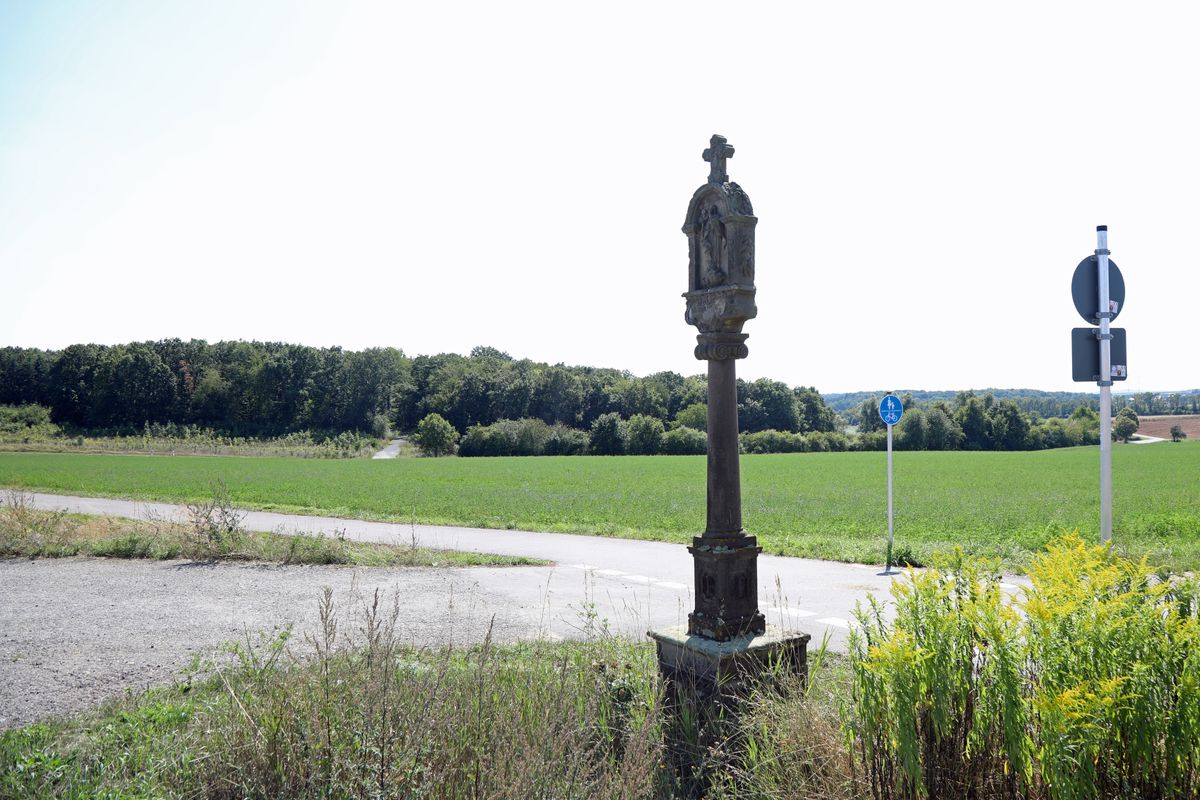 Der „Bildstock am Kaisterer Weg“ . Hier muss man die Brebersdorfer Straße überqueren.