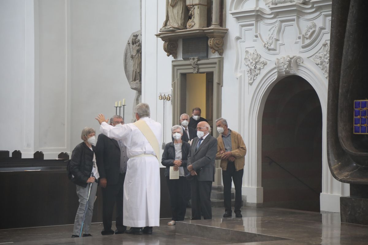 2621/0609 Ehejubilare Weihbischof Boom_27491 Weihbischof Boom und weiteren Priester und Diakone weihen Ehejubilare, die ihr goldenes, diamantenes oder eisernes Ehejubiläum feiern.