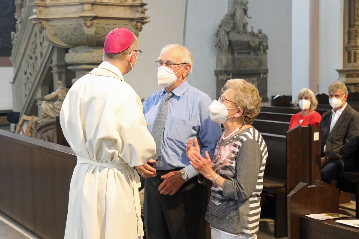 2721/0648 Gottesdienst für Ehejubilare mit Bischof Dr. Franz Jung am Freitagnachmittag, 2. Juli 2021_28533 Bischof Dr. Franz Jung feierte am Freitagnachmittag, 2. Juli 2021, einen Dankgottesdienst im Kiliansdom mit Ehepaaren, die goldenes, diamantenes oder eisernes Ehejubiläum feiern.