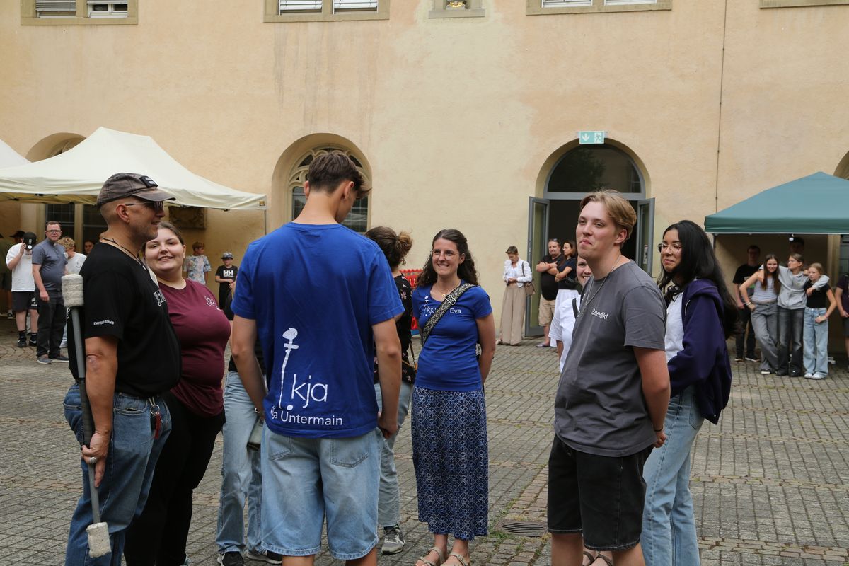 Am Tag der Jugend hat Weihbischof Paul Reder im Anschluss an ein buntes Workshop-Programm einen Kiliani-Gottesdienst mit den Jugendlichen im Kilianeum in Würzburg gefeiert.