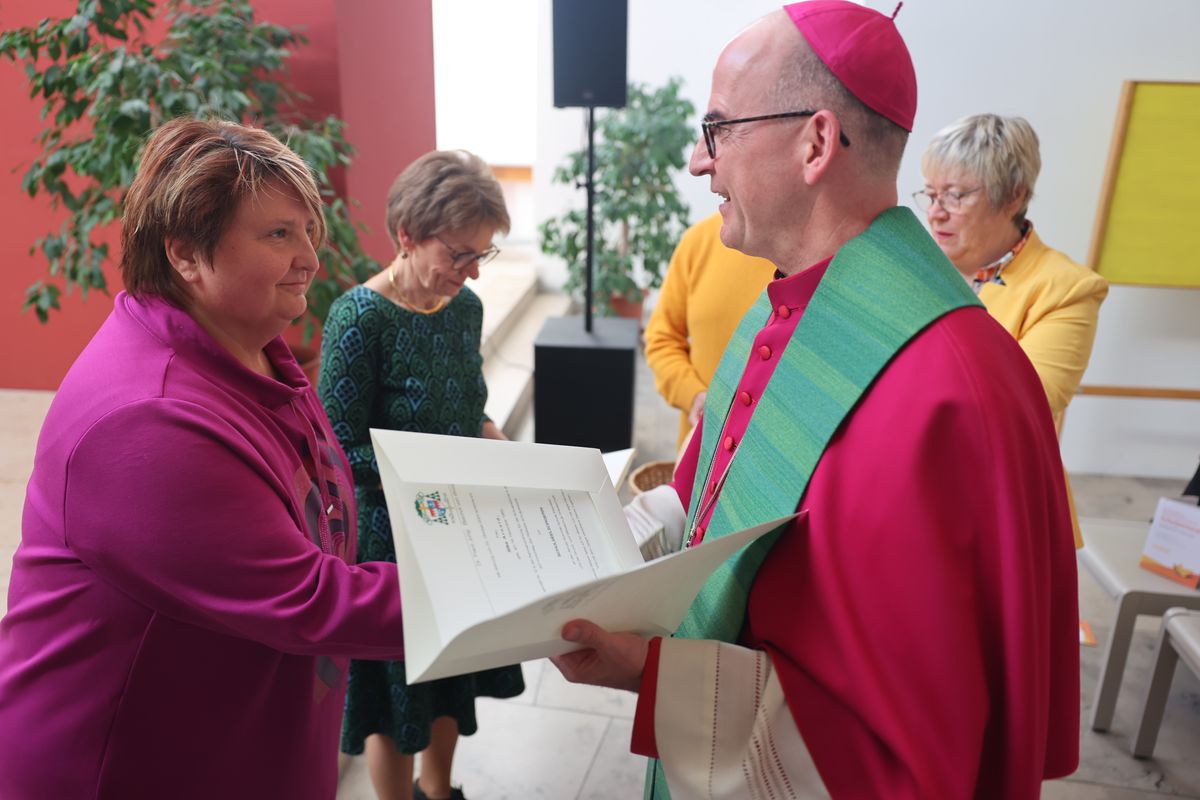 Bei einem Gottesdienst in der Jugendkirche Würzburg hat Bischof Dr. Franz Jung am Freitag, 25. Oktober, insgesamt 47 Personen für die Schulpastoral beauftragt.