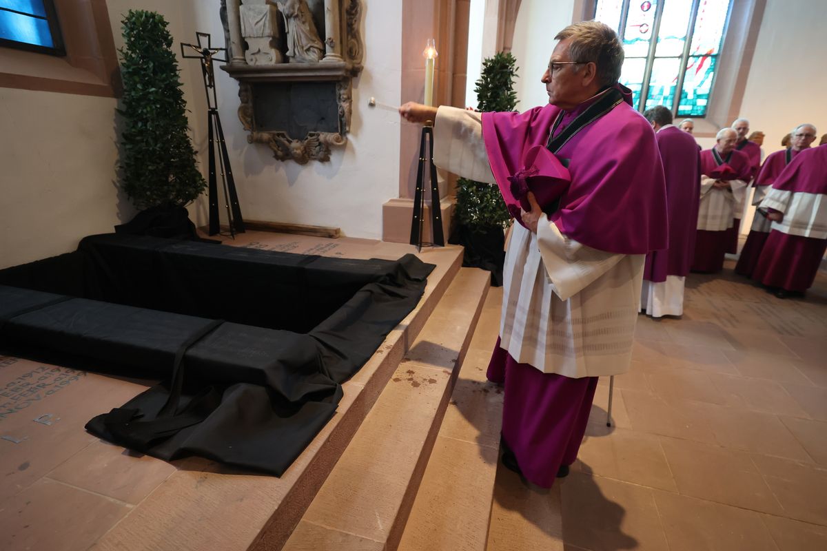 Bischof Dr. Franz Jung feierte am Samstag, 12. Oktober, im Würzburger KIliansdom ein Pontifikalrequiem für Weihbischof em. Helmut Bauer. Die anschließende Beisetzung leitete Dompropst Weihbischof Paul Reder.