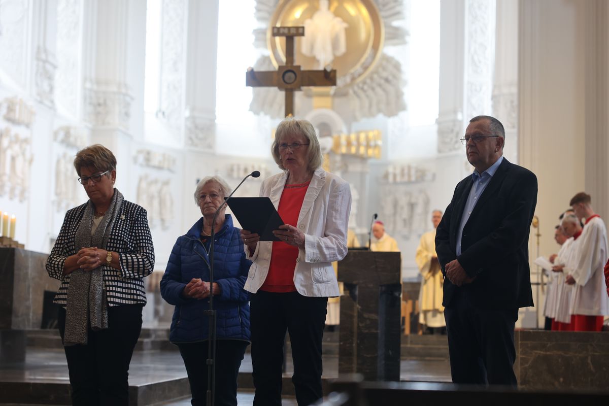 Mit mehr als 400 Ehepaaren, die seit 50, 60, 65 oder 70 Jahren verheiratet sind, hat Weihbischof em. Ulrich Boom am Donnerstagvormittag, 4. Juli, im Würzburger Kiliansdom einen Pontifikalgottesdienst gefeiert.