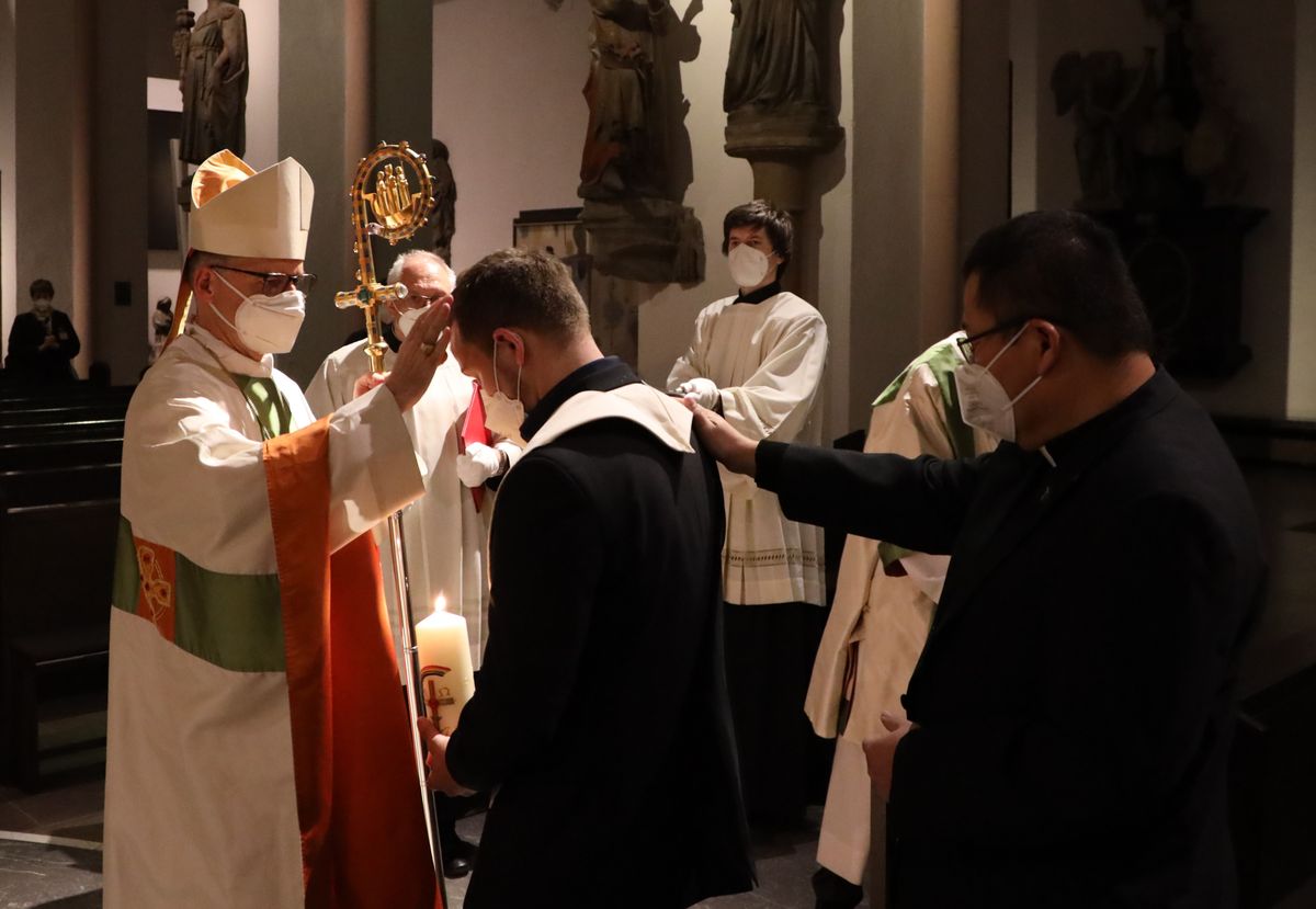 Bischof Dr. Franz Jung spendete Michael Wegel (Mitte) das Sakrament der Firmung.