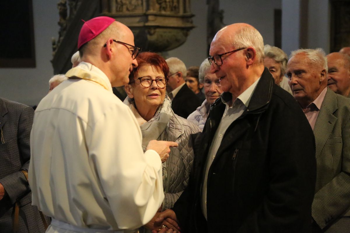 Bischof Dr. Franz Jung hat am Donnerstagnachmittag, 4. Juli, mit etwa 320 Paaren im Kiliansdom ihr goldenes oder diamantenes Ehejubiläum gefeiert.