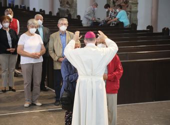 Bischof Dr. Franz Jung segnete nach dem Gottesdienst die Ehejubilare.