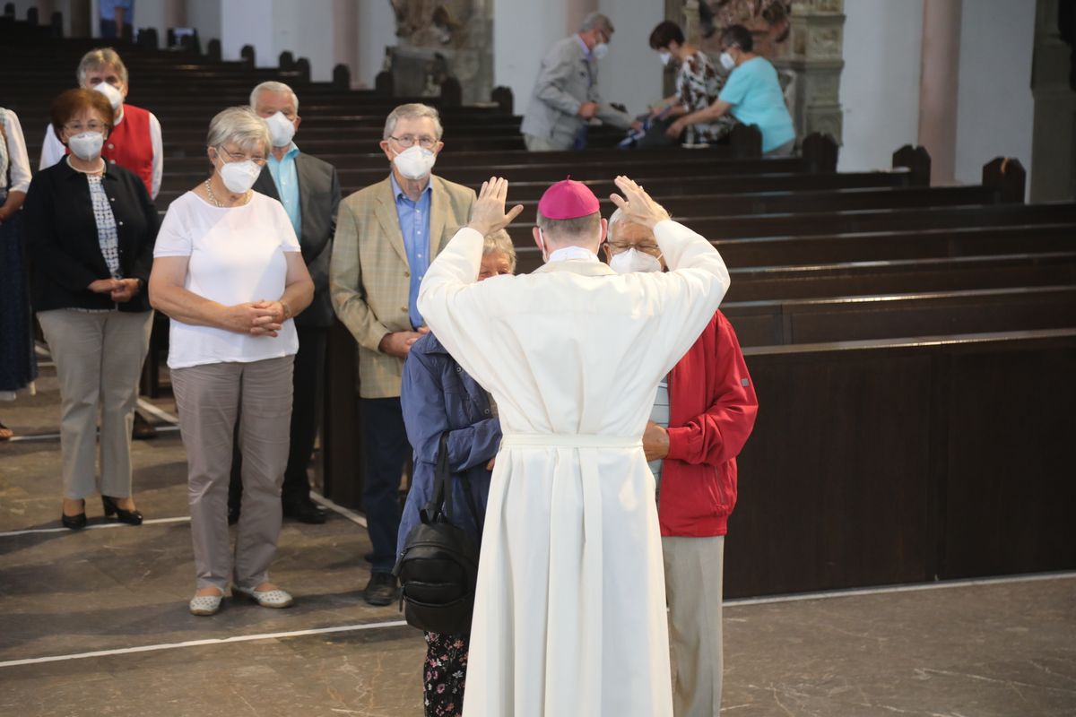 2721/0630_Ehejubilare mit Bischof Franz Jung_28174 Bischof Dr. Franz Jung segnete nach dem Gottesdienst die Ehejubilare.