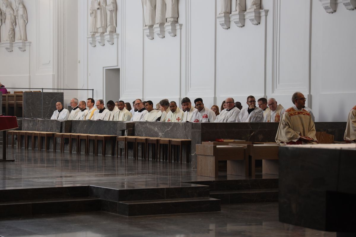 Bei einem feierlichen Gottesdienst im Würzburger Kiliansdom weihte Bischof Dr. Franz Jung Bertram Ziegler zum Diakon. Zahlreiche Verwandte, Freunde und Wegbegleiter des Priesterseminaristen nahmen an der Feier teil.