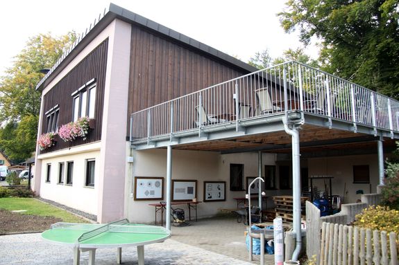 Das Haupthaus der Thüringer Hütte - Jugendhaus und Schullandheim in Hausen (Landkreis Rhön-Grabfeld) besitzt neun Zimmer für bis zu 39 Übernachtungsgäste. Im Nebengebäude "Erdhaus" weitere vier Zimmer für bis zu 30 Personen. Für Tagungen werden in mehreren Gebäuden insgesamt sechs Räumlichkeiten in verschiedenen Größen angeboten. Die Thüringer Hütte bietet diverse Freizeitmöglichkeiten innen und außen (z. B. Sonnenterrasse, Volleyballfeld, Lagerfeuerstelle). In der unmittelbaren Umgebung befinden sich der Besinnungsweg "Franziskusweg" sowie zahlreiche weitere Wanderwege. Ebenso in der Nähe sind kulturelle Einrichtungen wie z. B. die Kirchenburg Ostheim oder das Freilandmuseum Fladungen. Direkt am Haus gibt es fünf Parkplätze, weitere öffentliche Parkmöglichkeiten vorhanden. 
