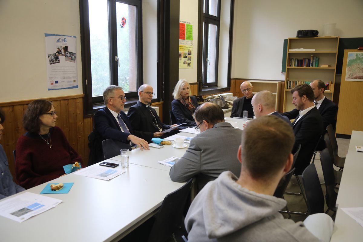 Beim "Sozialdienst für Flüchtlinge" informierte sich Bischof Dr. Franz Jung (links Mitte) über die Aufgaben der "Flüchtlings- und Integrationsberatung" der Caritas. Neben ihm Johannes Hardenacke und Regierungspräsidentin Dr. Susanne Weizendörfer.  Beim "Sozialdienst für Flüchtlinge" informierte sich Bischof Dr. Franz Jung (links Mitte) über die Aufgaben der "Flüchtlings- und Integrationsberatung" der Caritas. Neben ihm Johannes Hardenacke und Regierungspräsidentin Dr. Susanne Weizendörfer.