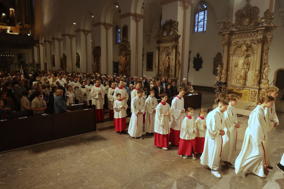 Bei einem Pontifikalgottesdienst am Samstag, 27. September, weihte Weihbischof Paul Reder drei Männer im Würzburger Kiliansdom zu Diakonen.