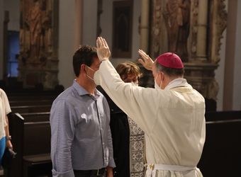 Bischof Dr. Franz Jung feierte am Mittwochabend, 23. Juni, einen Gottesdienst für Ehepaare, die 2021 oder 2021 auf 25 gemeinsame Jahre zurückblicken. Im Anschluss konnten sich die Paare segnen lassen.