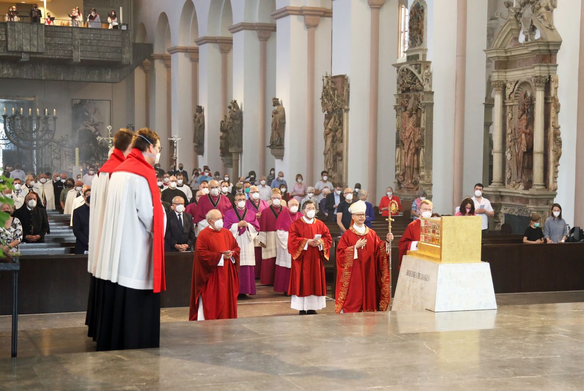 2721/0654 Eröffnung der Kiliani-Wallfahrtswoche 2021 im Kiliansdom_28607 Mit einem feierlichen Pontifikalgottesdienst ist am Sonntag, 4. Juli, im Würzburger Kiliansdom die Kiliani-Wallfahrtswoche 2021 eröffnet worden.