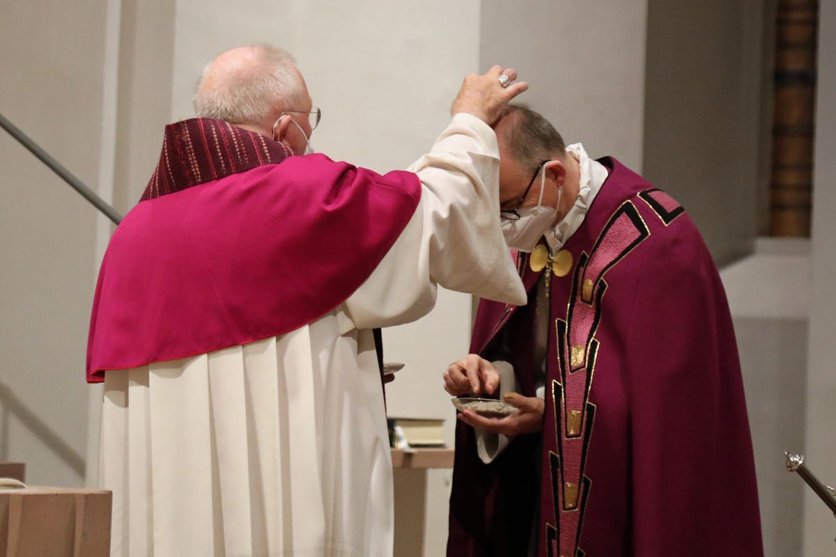 Weihbischof Ulrich Boom legt Bischof Dr. Franz Jung das Aschenkreuz auf.