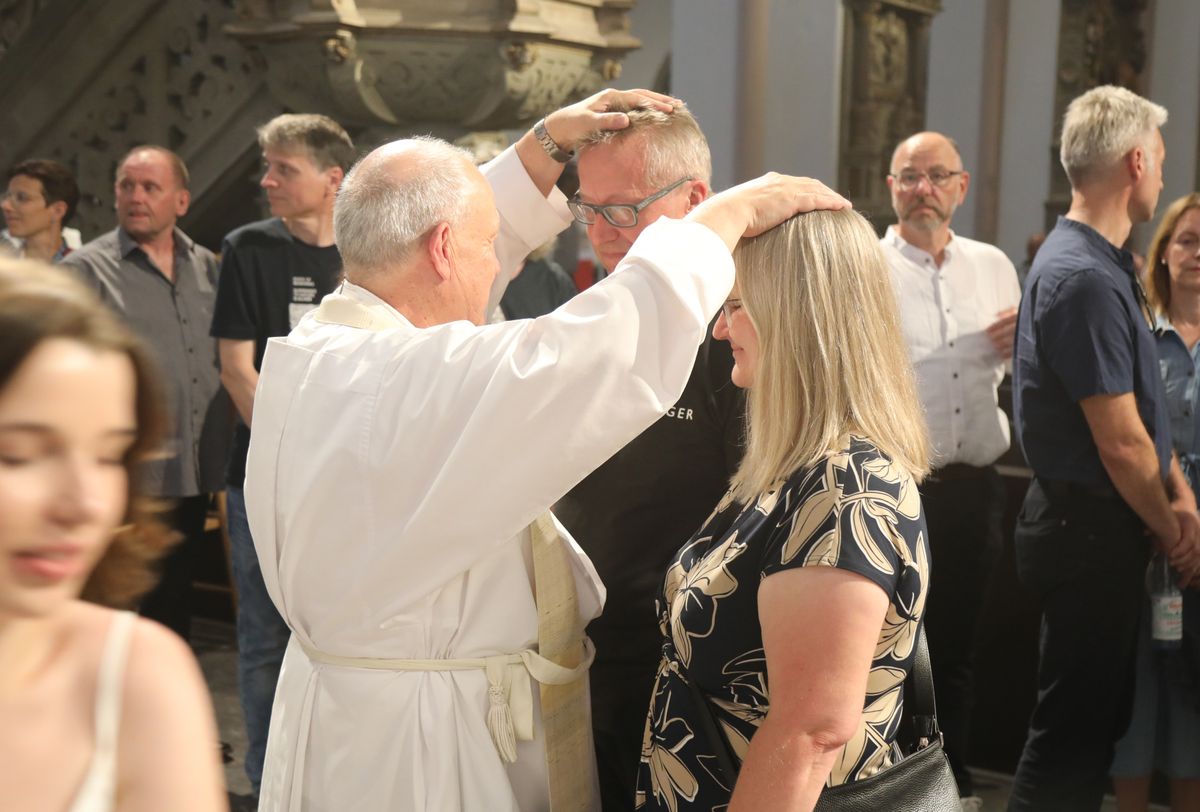 Mit rund 1000 Eheleuten, die in diesem Jahr Silberhochzeit haben, feierte Bischof Dr. Franz Jung am Freitagabend, 4. Juli 2025, einen Pontifikalgottesdienst im Kiliansdom. Im Anschluss erteilten er, Weihbischof Paul Reder sowie weitere Seelsorgerinnen und Seelsorger den Paaren einzeln den Segen.
