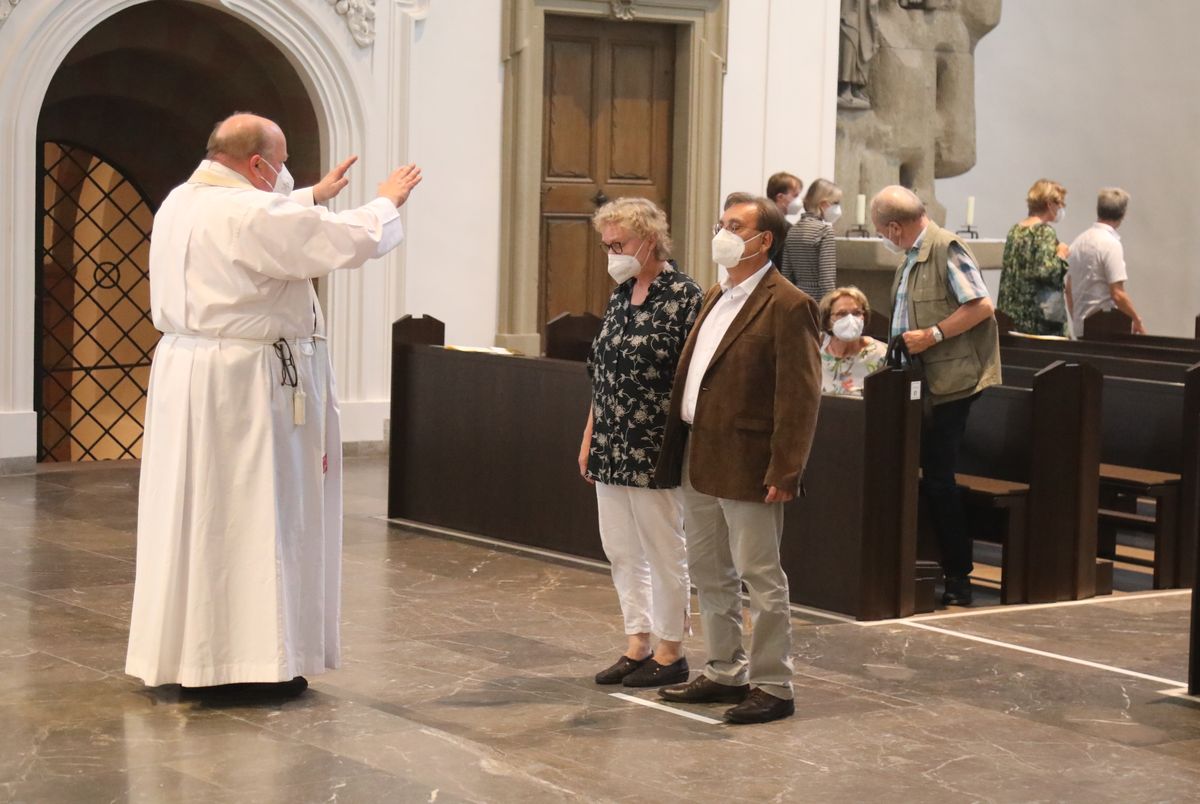 2621/0613 Gottesdienst für Ehejubilare Generalvikar Dr. Vorndran am Freitag, 25. Juni 2021_27670 Generalvikar Dr. Jürgen Vorndran feierte am Freitagabend, 25. Juni, einen Dankgottesdienst mit Ehepaaren, die seit 25 Jahren verheiratet sind. Anschließend spendeten der Generalvikar sowie weitere Priester und Diakone den Jubilaren mit Abstand den Segen.