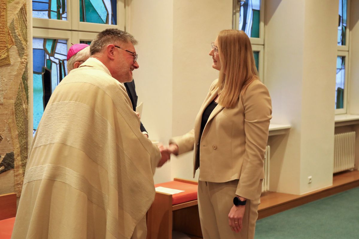 Bischof em. Dr. Friedhelm Hofmann verlieh Angelina Wichmann im Auftrag von Bischof Dr. Franz Jung die Missio Canonica. Bischof em. Dr. Friedhelm Hofmann verlieh Angelina Wichmann im Auftrag von Bischof Dr. Franz Jung die Missio Canonica.