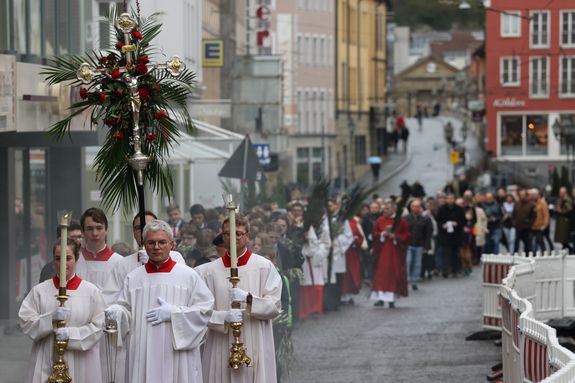 Die Palmprozession 2023 von der Würzburger Marienkapelle zum Kiliansdom.
