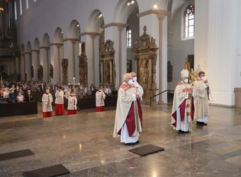 Bischof em. Dr. Friedhelm Hofmann feierte am Freitagnachmittag, 25. Juni, einen Dankgottesdienst mit Ehepaaren, die seit 50, 60 oder 65 Jahren verheiratet sind. Anschließend spendeten der Bischof sowie weitere Priester und Diakone den Jubilaren mit Abstand den Segen.