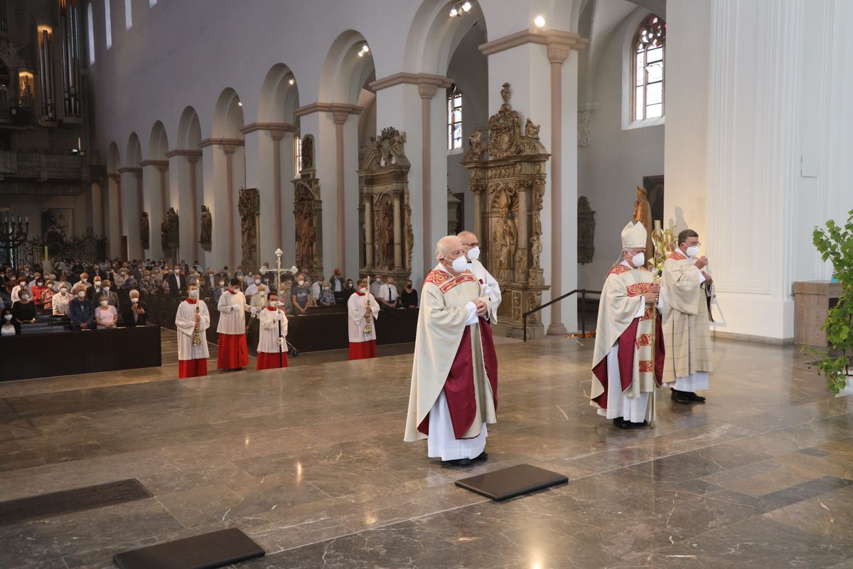 Bischof em. Dr. Friedhelm Hofmann feierte am Freitagnachmittag, 25. Juni, einen Dankgottesdienst mit Ehepaaren, die seit 50, 60 oder 65 Jahren verheiratet sind. Anschließend spendeten der Bischof sowie weitere Priester und Diakone den Jubilaren mit Abstand den Segen.