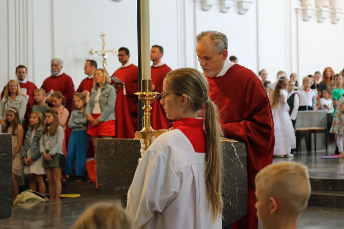 Mit rund 1300 Kommunionkindern und ihren Begleitern hat Weihbischof Paul Reder am Montag, 8. Juli, einen Gottesdienst im Kiliansdom gefeiert.