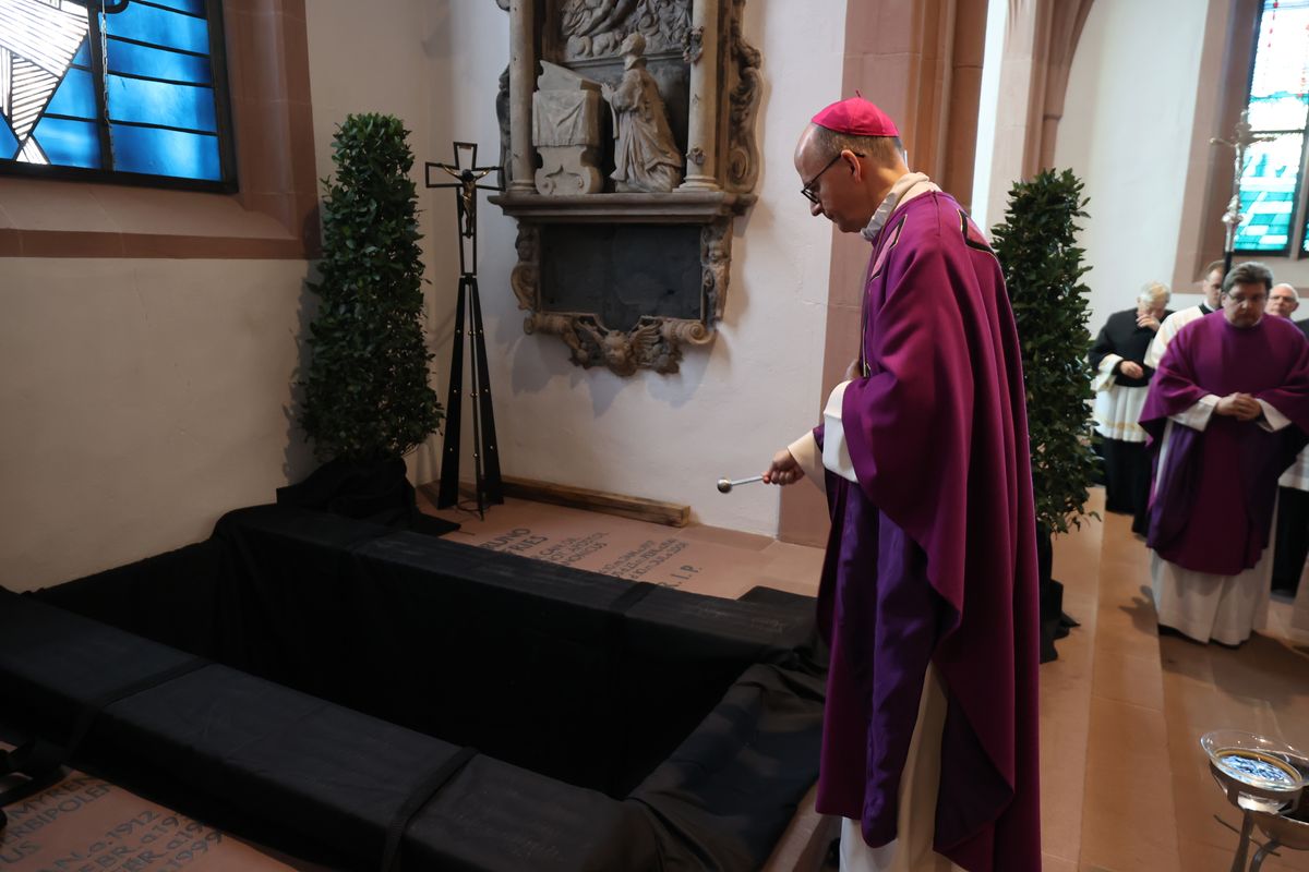 Bischof Dr. Franz Jung feierte am Samstag, 12. Oktober, im Würzburger KIliansdom ein Pontifikalrequiem für Weihbischof em. Helmut Bauer. Die anschließende Beisetzung leitete Dompropst Weihbischof Paul Reder.